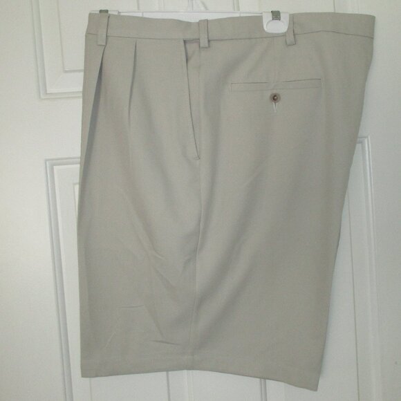 Haggar Cool 18 Mens Pleated Front Oyster Expandable Waist Golf Short Pant - 44W - Picture 1 of 2
